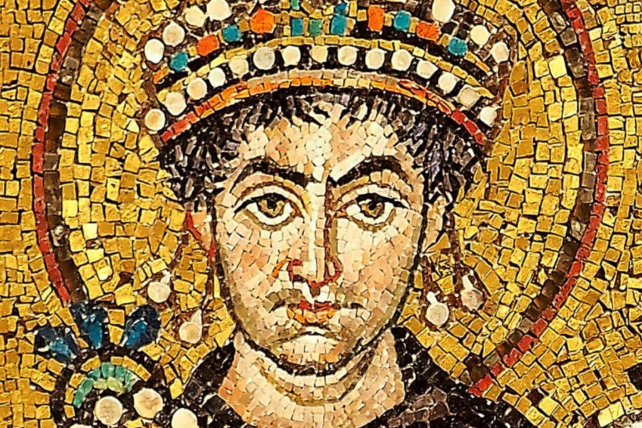 Justiniano I representado en un mosaico de San Vital en Rávena. 547