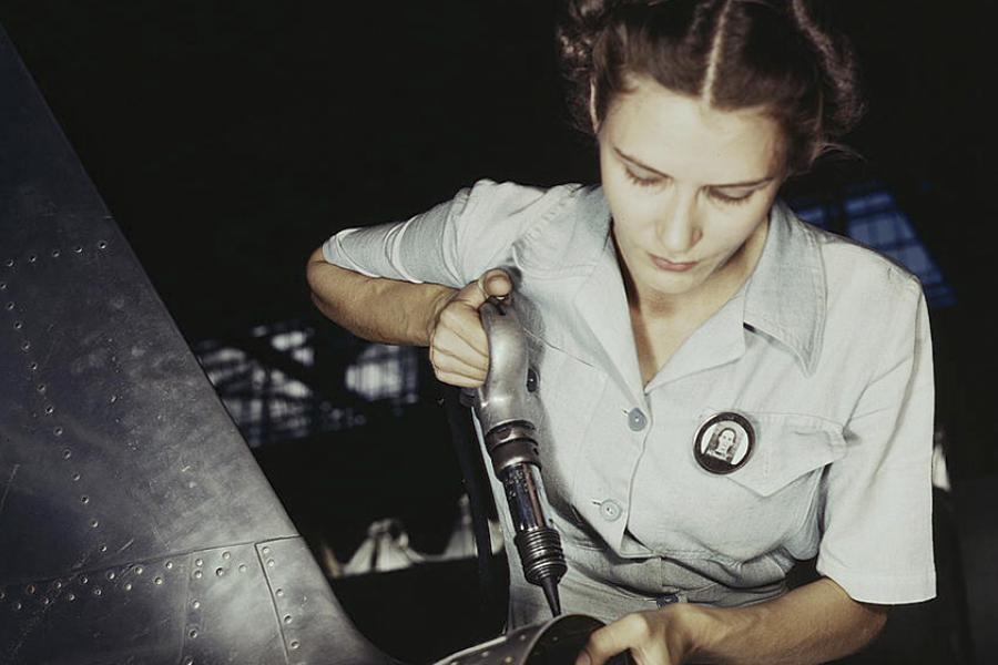 Mujer trabajando en una base aérea en Corpus Christi, Texas | c. 1939