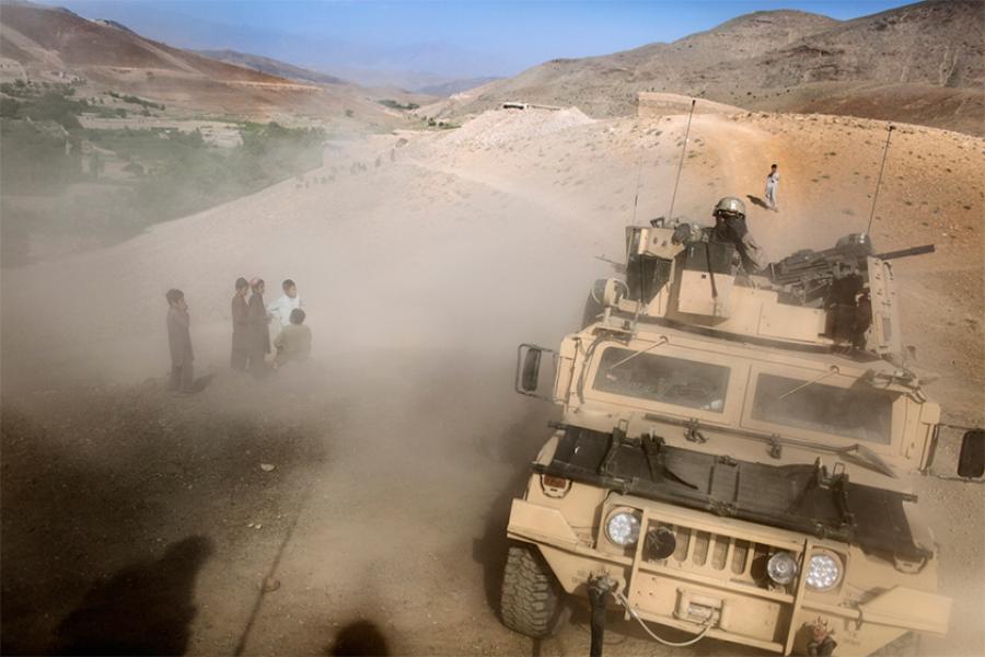 Niños afganos ven pasar un vehículo militar estadounidense en Afganistán. DIEGO IBARRA SÁNCHEZ / 5W