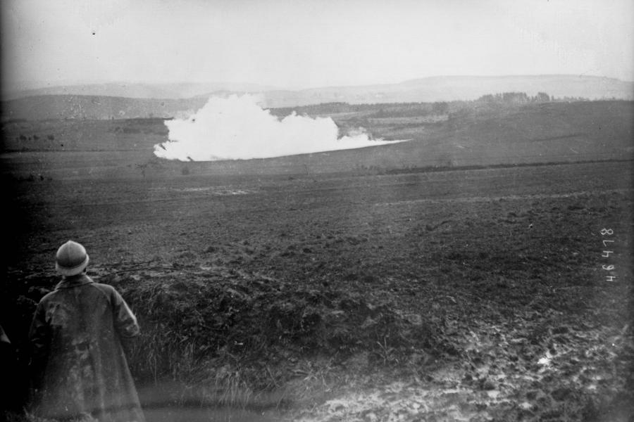 Explosión de una mina vista desde el frente francés durante la Primera Guerra Mundial, 1916, Biblioteca Nacional de França