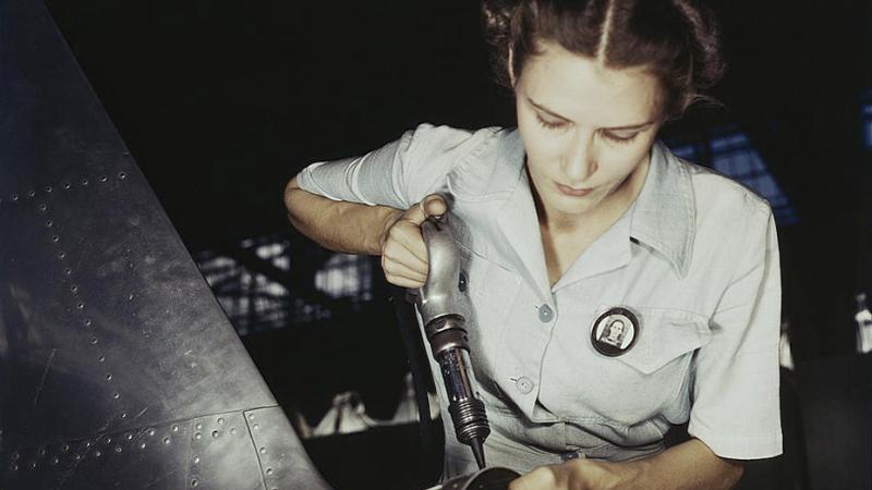 Mujer trabajando en una base aérea en Corpus Christi, Texas | c. 1939