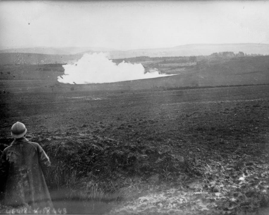 Explosión de una mina vista desde el frente francés durante la Primera Guerra Mundial, 1916, Biblioteca Nacional de França