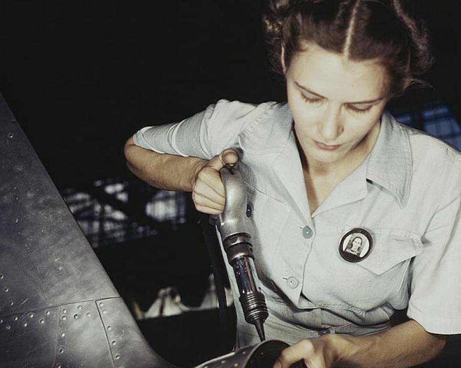 Mujer trabajando en una base aérea en Corpus Christi, Texas | c. 1939