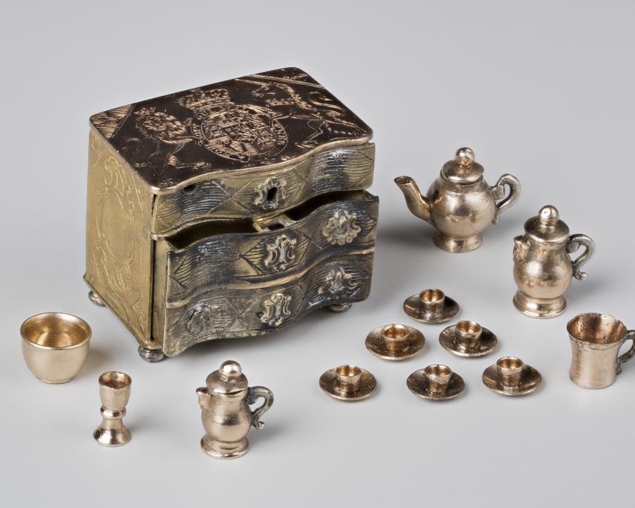 Cómoda en miniatura de la casa de muñecas de la reina María de Inglaterra, 1924.
