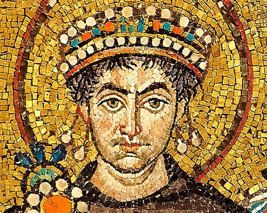 Justiniano I representado en un mosaico de San Vital en Rávena. 547