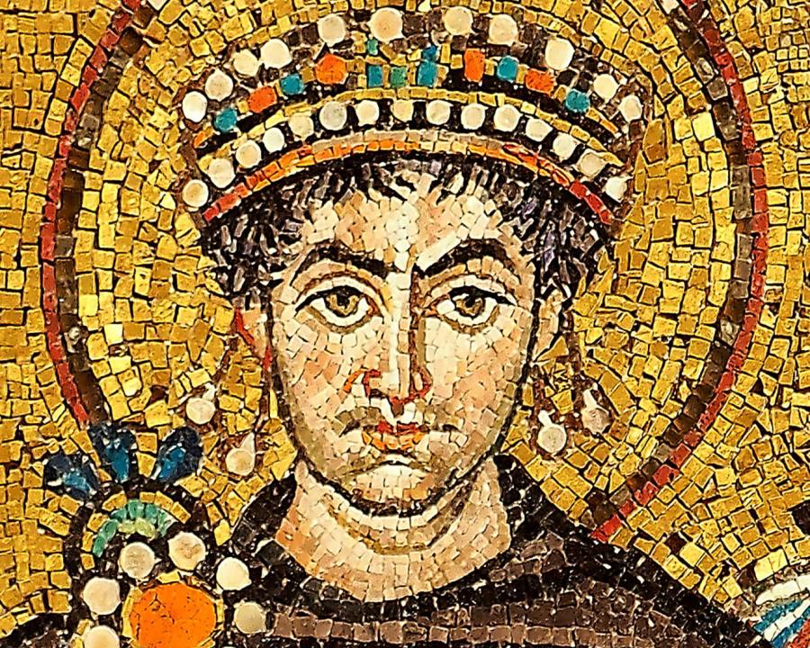 Justiniano I representado en un mosaico de San Vital en Rávena. 547 a.C.